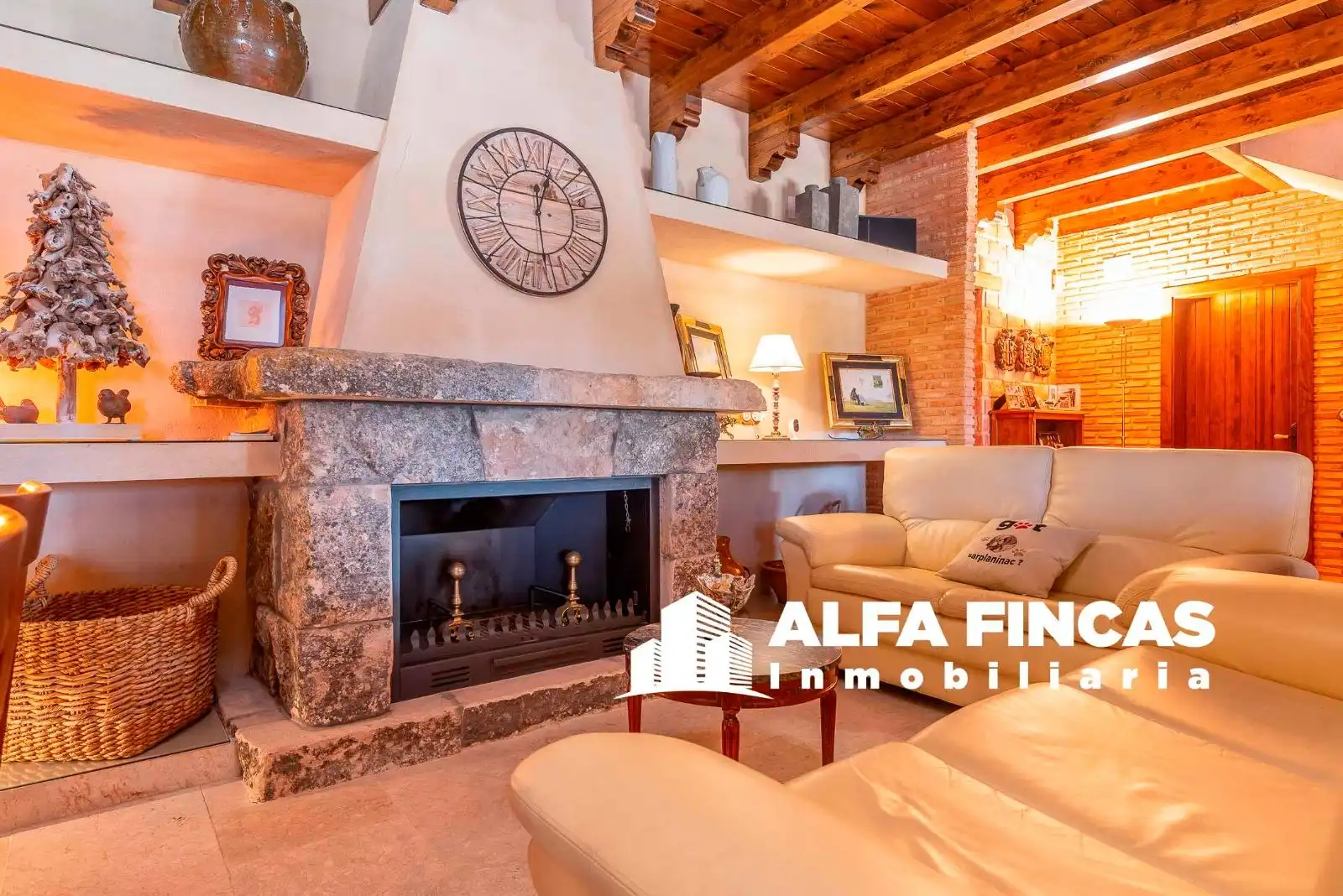 Sala de estar de Casa o chalet en venta en Vara de Rey con Calefacción, Terraza y Piscina