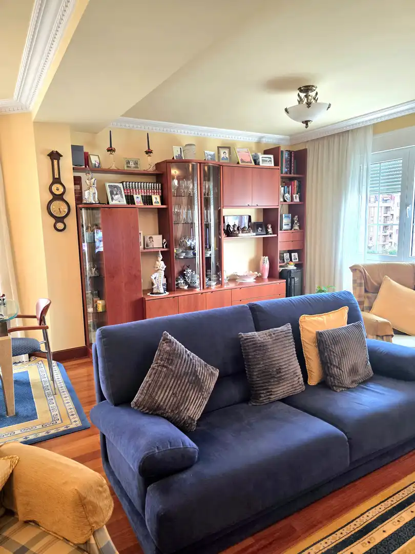 Wohnzimmer von Einfamilien-Reihenhaus zum Verkauf in Castro-Urdiales mit Heizung, Privatgarten und Parkett