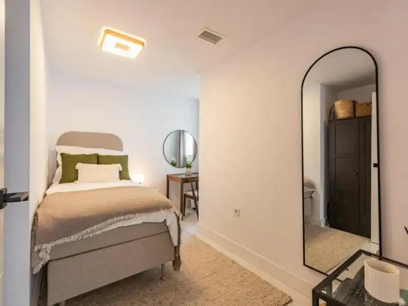 Habitación de Planta baja en venta en Marbella con Aire acondicionado, Terraza y Piscina