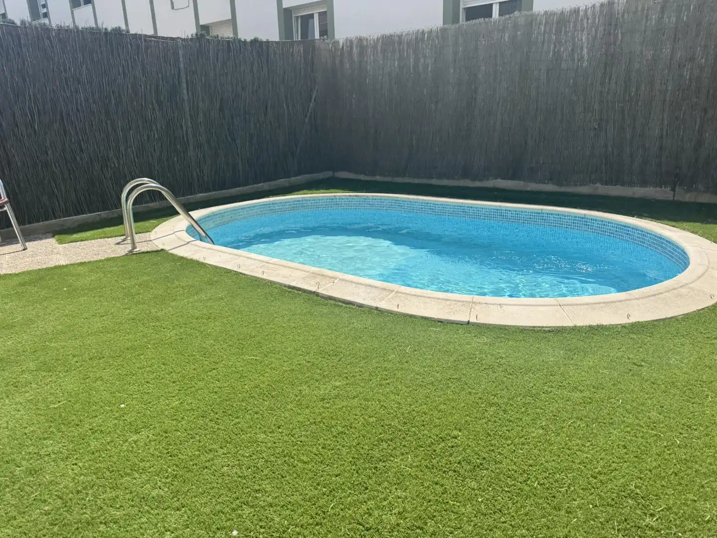 Schwimmbecken von Einfamilien-Reihenhaus zum Verkauf in Guissona mit Heizung, Privatgarten und Ofen