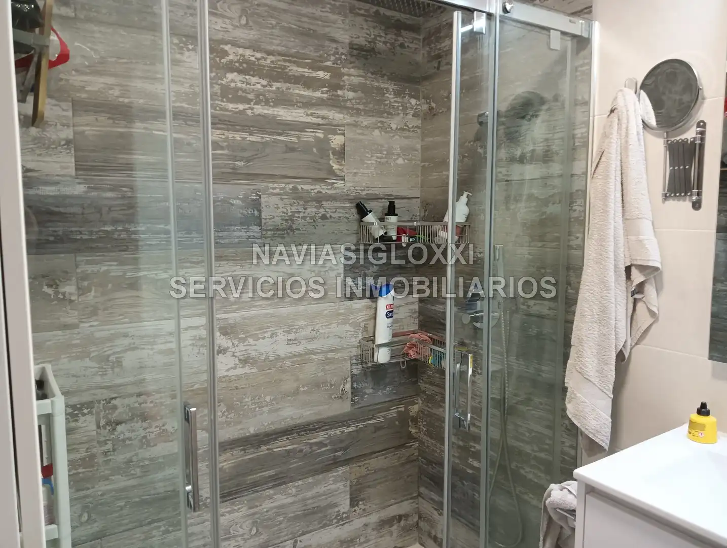Bathroom of Flat for rent in Vigo   with Parquet flooring, Furnished and Oven