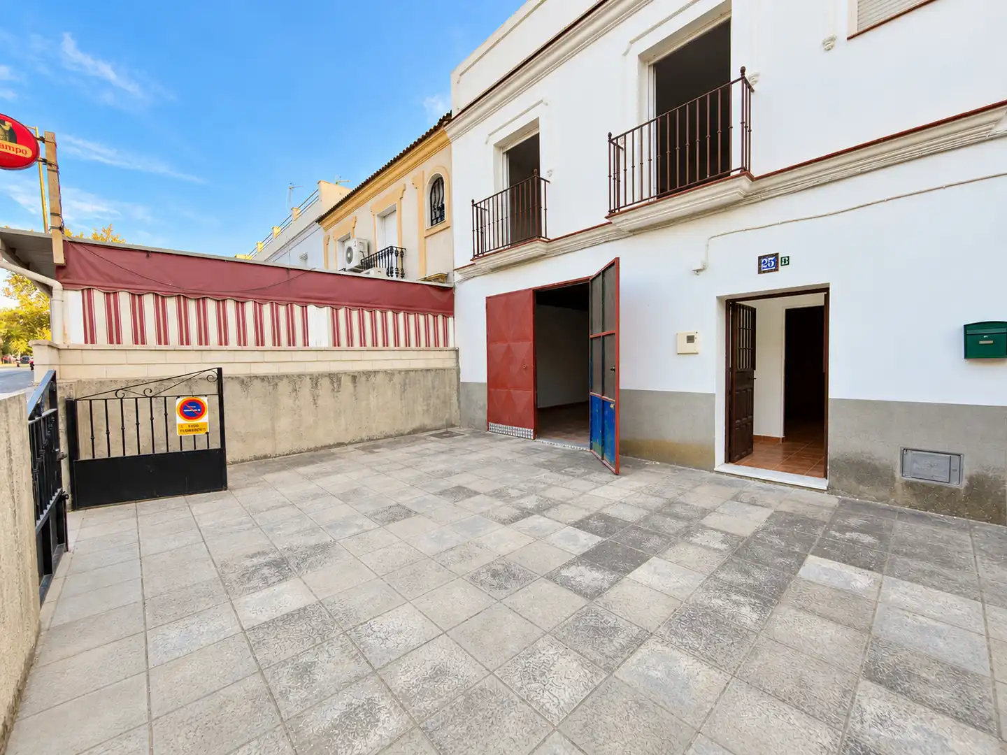 Vista exterior de Casa o xalet en venda en Villamartín amb Aire condicionat, Terrassa i Balcó