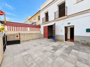 Casa amb balcó en venda a Avenida de Arcos