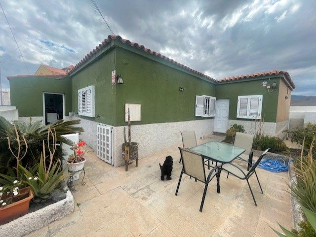 Exterior view of House or chalet for sale in Agüimes  with Terrace, Oven and Washing machine