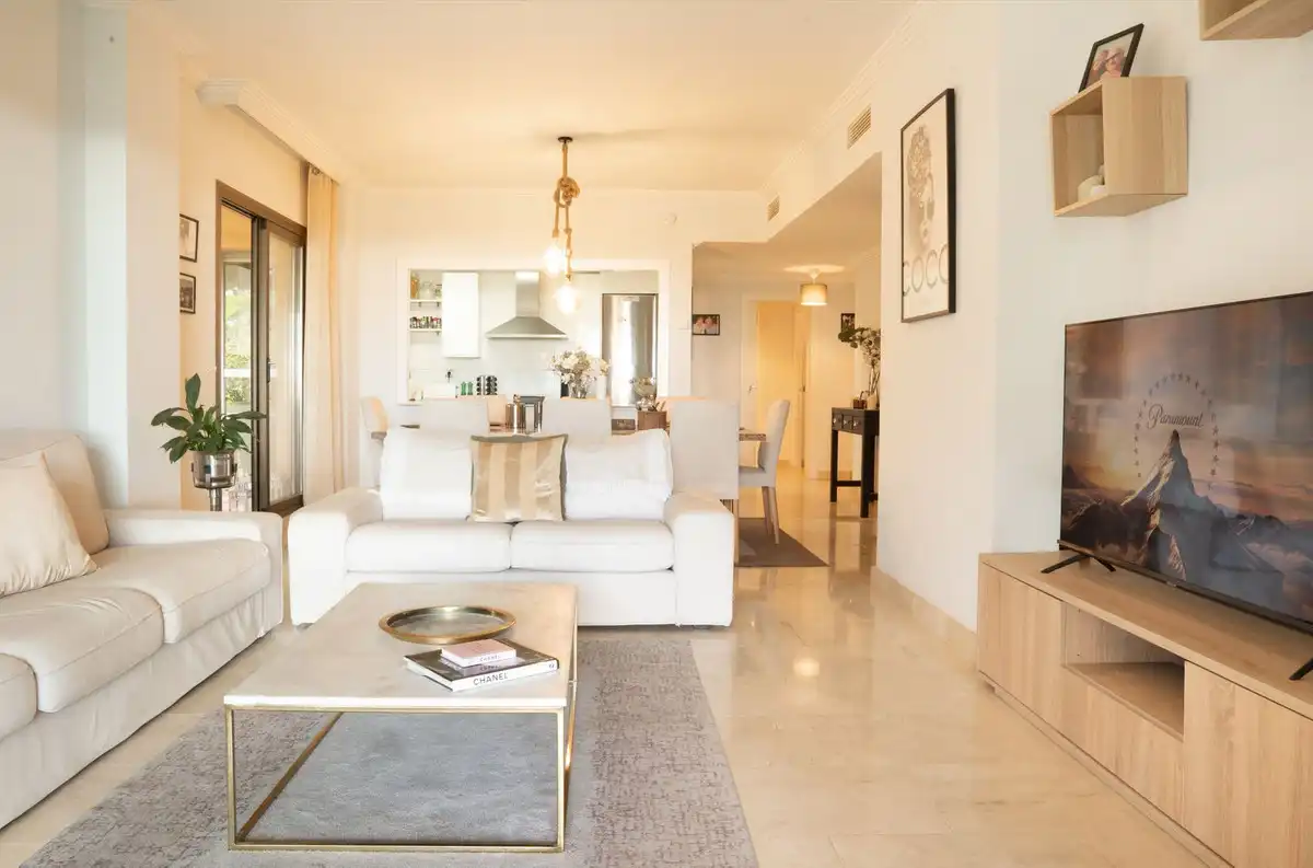 Sala d'estar de Planta baixa en venda en Benahavís amb Aire condicionat, Jardí privat i Terrassa