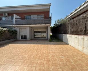 Vista exterior de Casa adosada en venda en Sant Celoni amb Jardí privat i Balcó