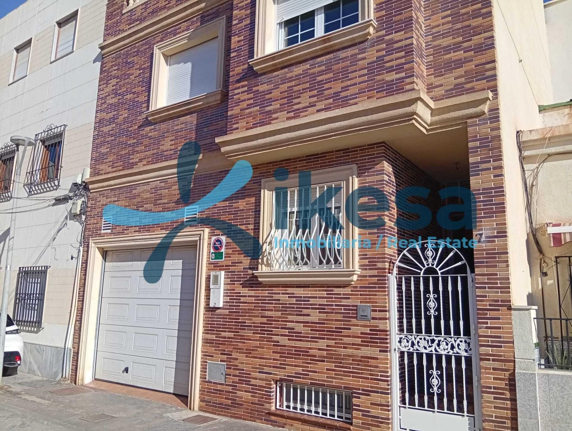 Vista exterior de Casa o xalet en venda en  Almería Capital amb Terrassa