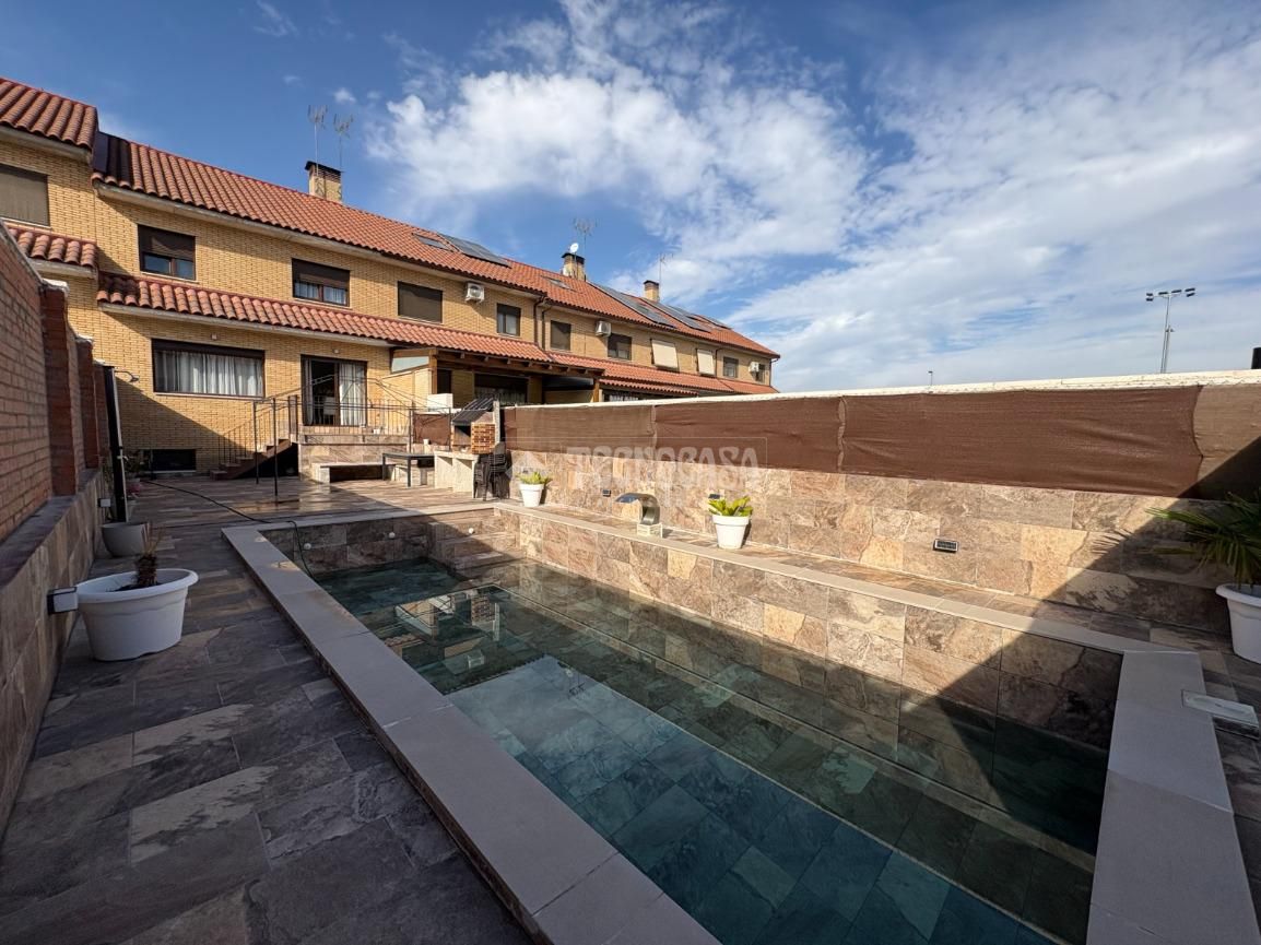 Piscina de Casa adosada en venta en Navalcarnero con Aire acondicionado, Calefacción y Parquet
