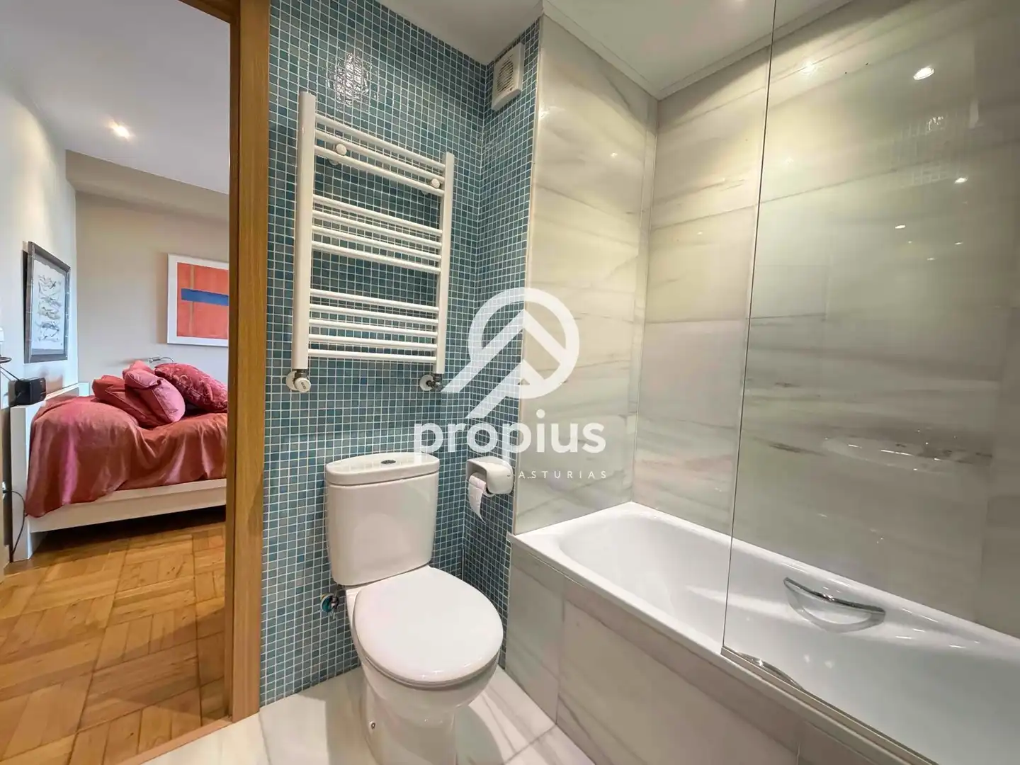 Bathroom of Flat for sale in Oviedo   with Heating, Parquet flooring and Oven