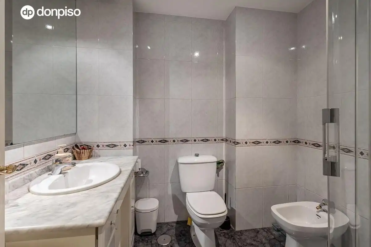 Bathroom of Flat for sale in Granada  with Heating and Terrace
