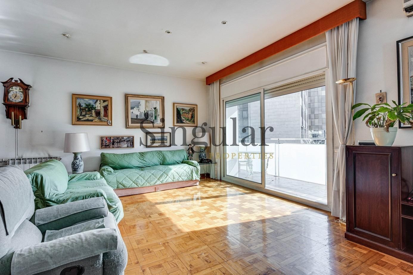 Living room of Flat for sale in  Barcelona Capital  with Air Conditioner, Heating and Parquet flooring