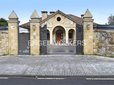 House with balcony for sale in Barrio Riegos