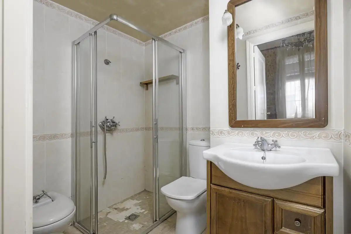 Baño de Casa adosada en venta en Villanueva del Ariscal con Aire acondicionado, Calefacción y Terraza