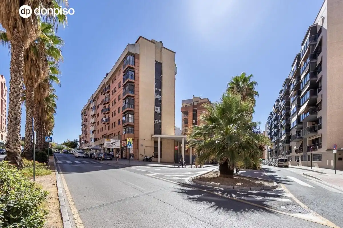 Vista exterior de Pis en venda en Granada amb Aire condicionat, Calefacció i Piscina comunitària