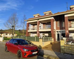 Vista exterior de Dúplex en venda en Castañeda amb Calefacció, Terrassa i Traster