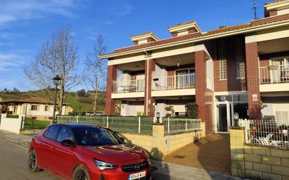 Vista exterior de Dúplex en venda en Castañeda amb Calefacció, Terrassa i Traster