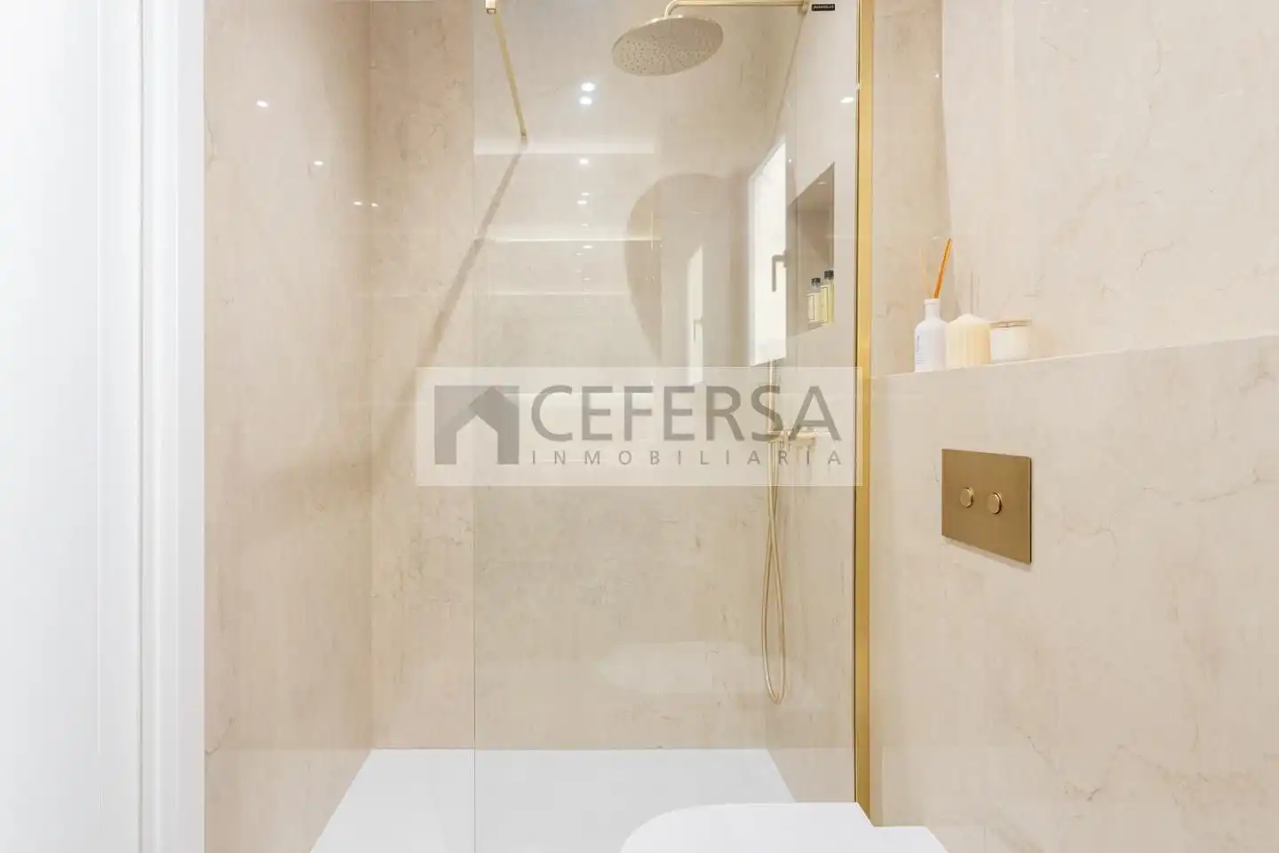 Bathroom of Flat for sale in Barcelona  with Air Conditioner, Heating and Storage room