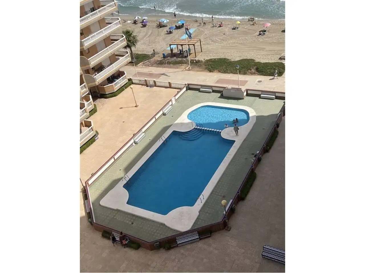 Piscina de Pis en venda en La Manga del Mar Menor amb Calefacció, Terrassa i Moblat