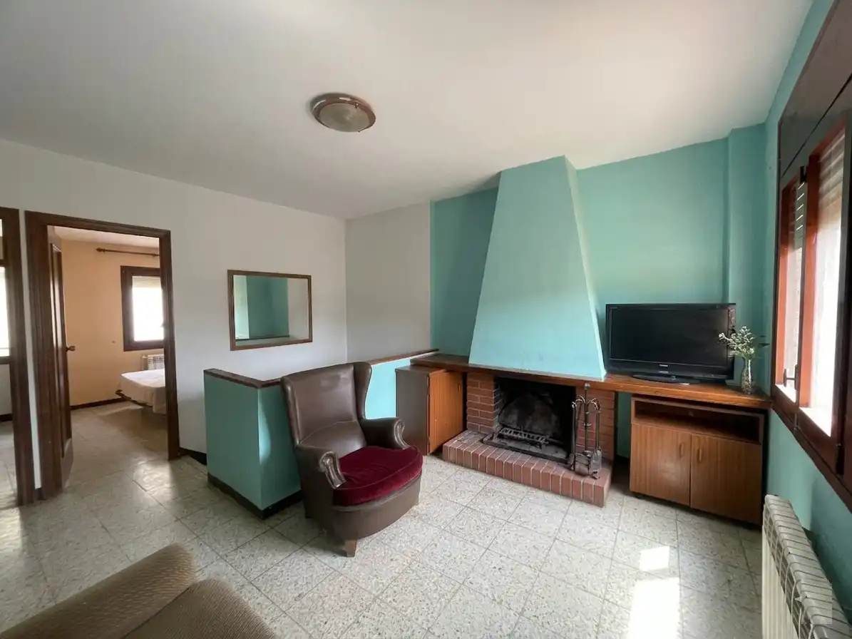Sala d'estar de Casa adosada en venda en Les Avellanes i Santa Linya amb Calefacció, Terrassa i Moblat
