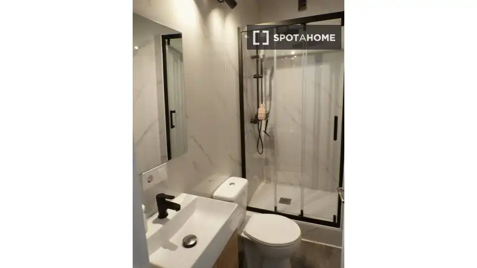 Bathroom of Flat for rent in Paterna  with Air Conditioner, Heating and Furnished