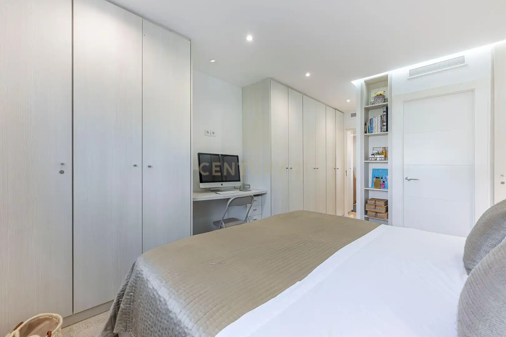 Habitación de Apartamento en venta en Marbella con Aire acondicionado, Trastero y Balcón