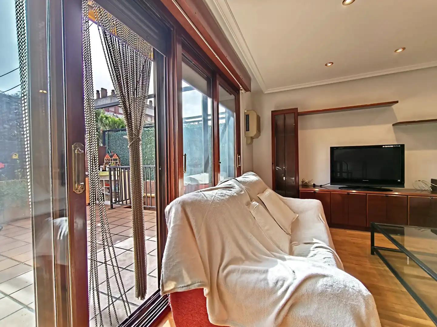 Sala d'estar de Casa o xalet en venda en  Logroño amb Calefacció, Jardí privat i Parquet
