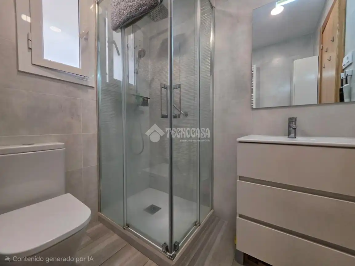 Baño de Piso en venta en Santa Coloma de Gramenet con Aire acondicionado, Calefacción y Parquet