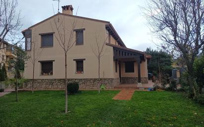 Vista exterior de Casa adosada en venda en Palazuelos de Eresma amb Calefacció, Jardí privat i Terrassa