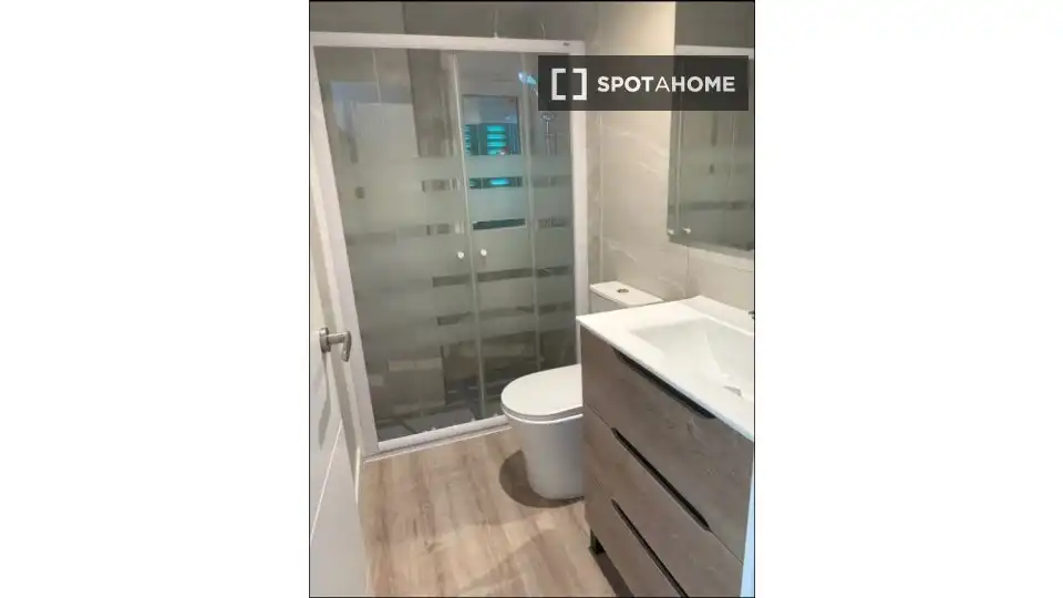 Bathroom of Flat for rent in Madrid  with Air Conditioner, Heating and Furnished