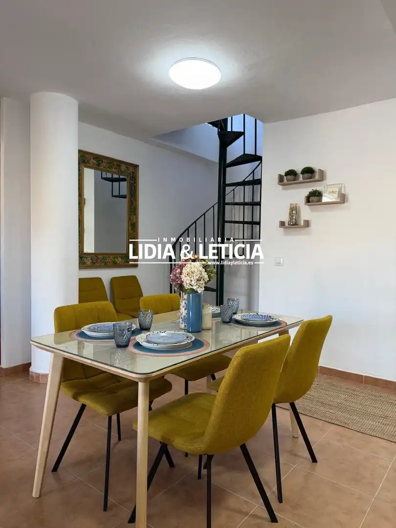 Esszimmer von Dachboden zum Verkauf in Zahara de los Atunes mit Privatgarten, Terrasse und Abstellraum