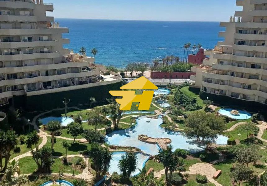 Vista exterior de Pis de lloguer en Benalmádena amb Aire condicionat, Jardí privat i Piscina
