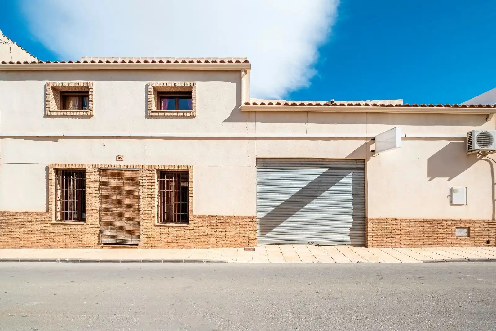 Vista exterior de Casa o xalet en venda en El Pinós / Pinoso amb Calefacció, Terrassa i Traster