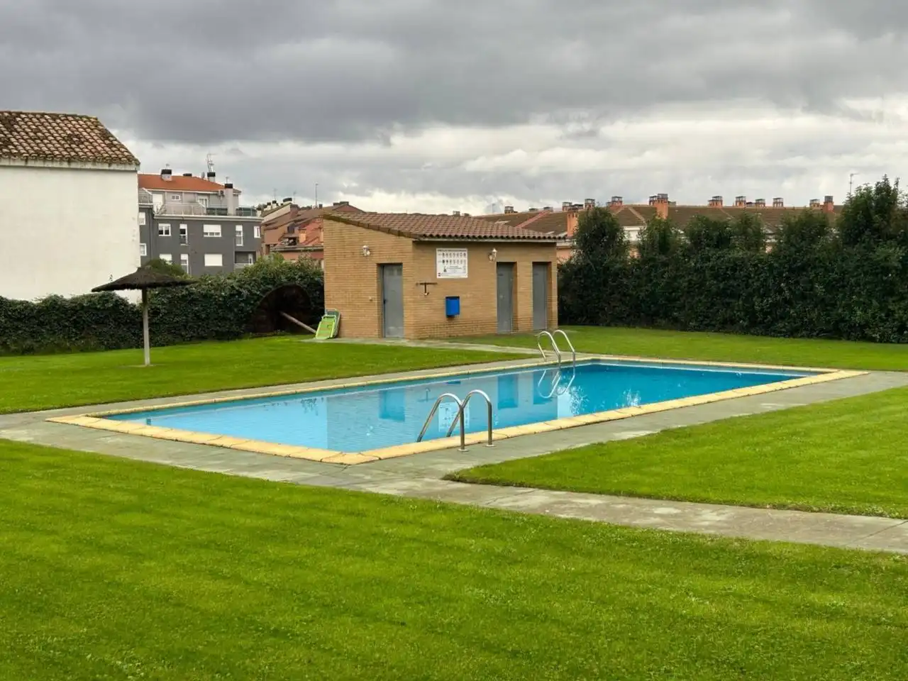 Swimming pool of Flat for sale in Villamediana de Iregua  with Furnished and Community pool