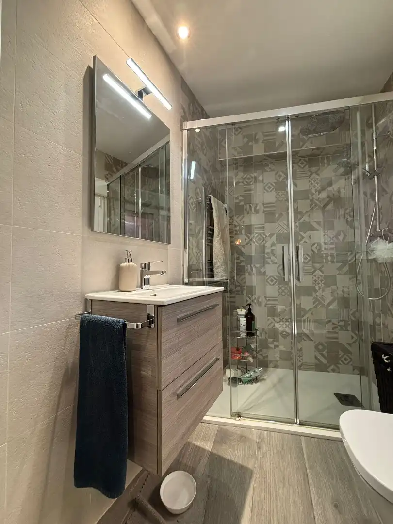 Badezimmer von Wohnung zur Miete in Madrid mit Klimaanlage und Heizung