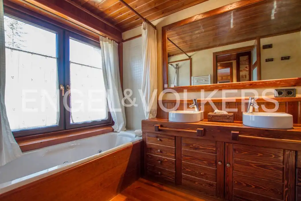 Baño de Piso en venta en Naut Aran con Trastero y Balcón