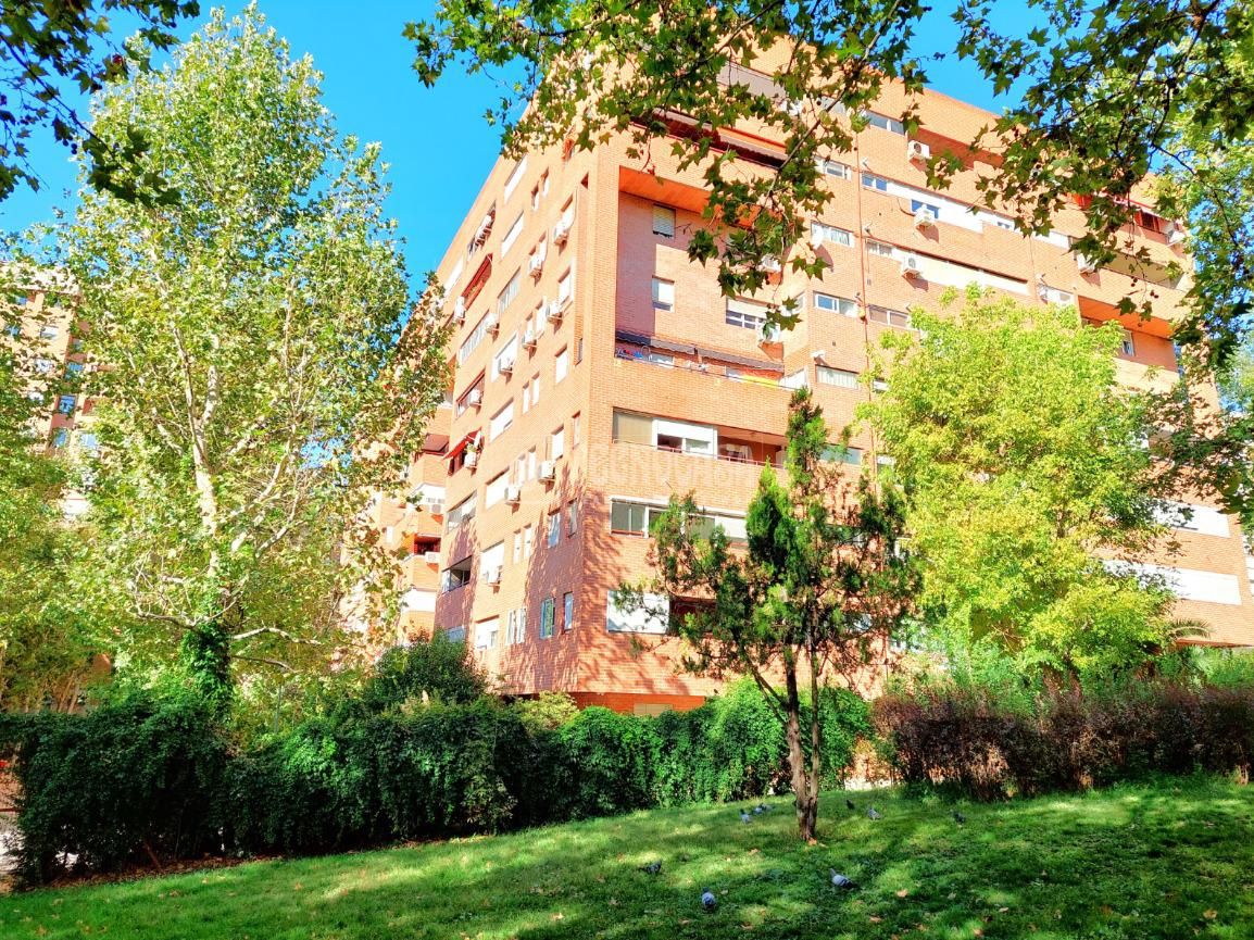 Exterior view of Flat for sale in  Madrid Capital  with Heating