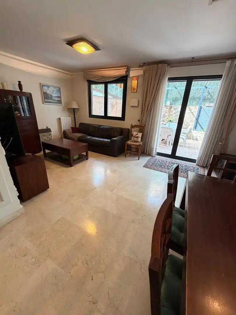 Sala de estar de Casa adosada en venta en Valdemoro con Aire acondicionado, Calefacción y Jardín privado