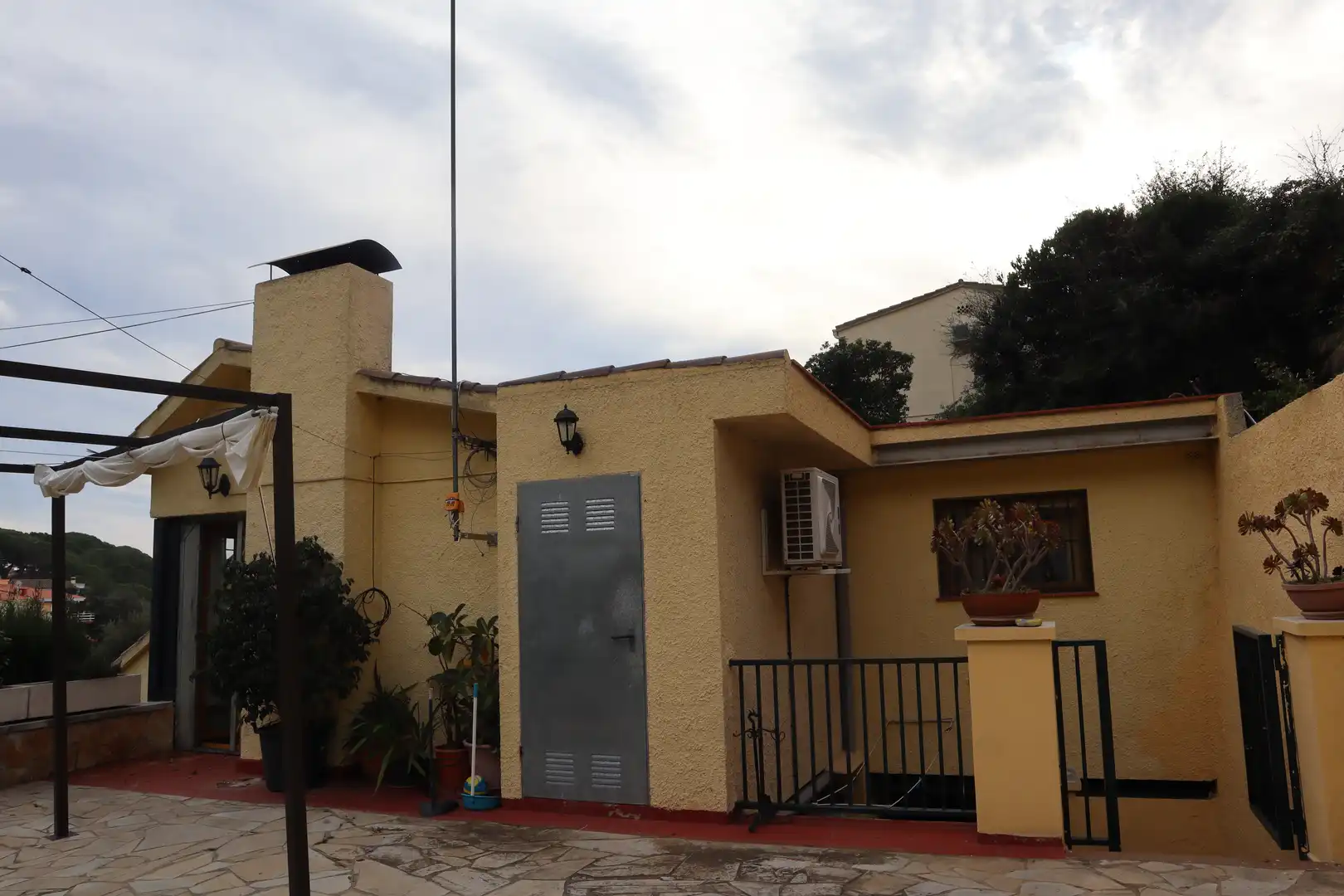 Außenansicht von Einfamilien-Reihenhaus zum Verkauf in Tossa de Mar mit Klimaanlage, Privatgarten und Terrasse
