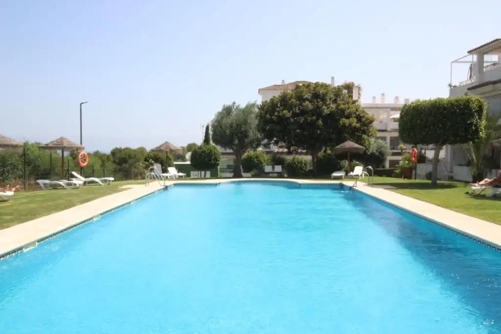 Piscina de Pis en venda en Marbella amb Aire condicionat, Terrassa i Moblat