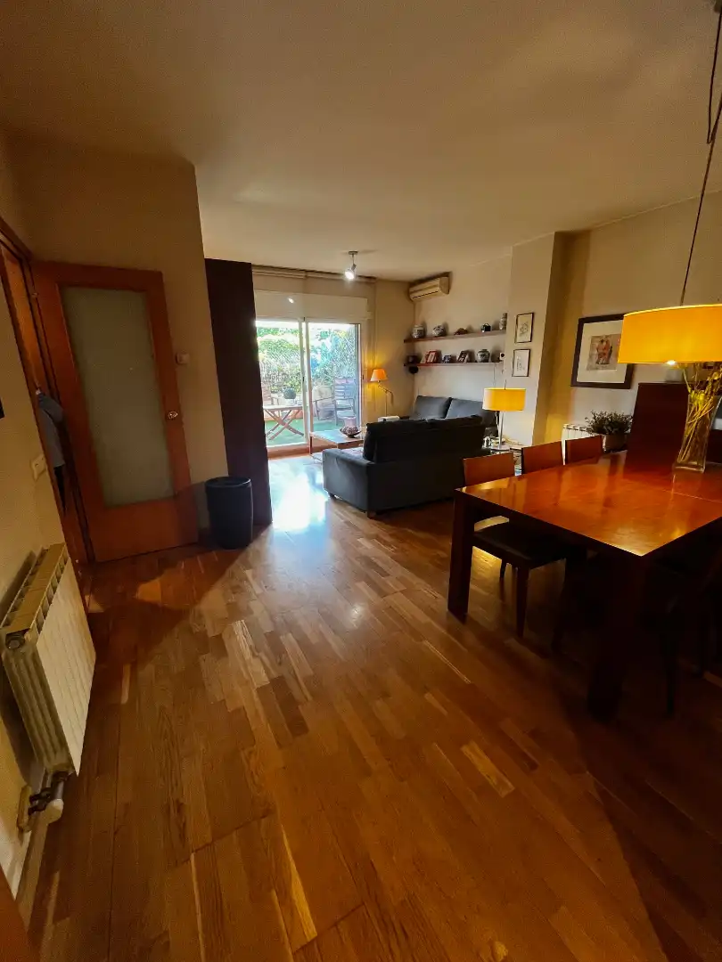 Sala d'estar de Planta baixa en venda en Sant Cugat del Vallès amb Aire condicionat, Calefacció i Jardí privat