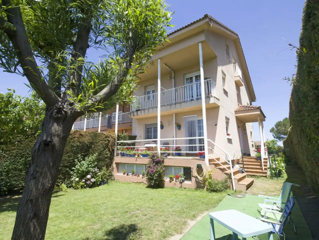 Vista exterior de Casa adosada en venda en Marina de Cudeyo amb Calefacció, Jardí privat i Terrassa