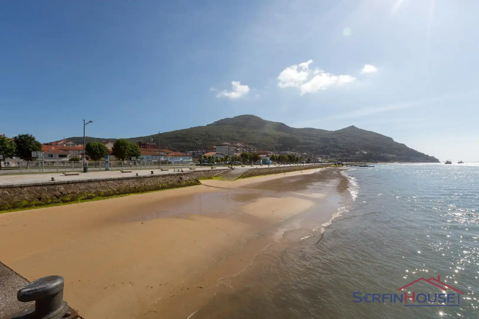 Außenansicht von Fabrikhallen zum Verkauf in Santoña