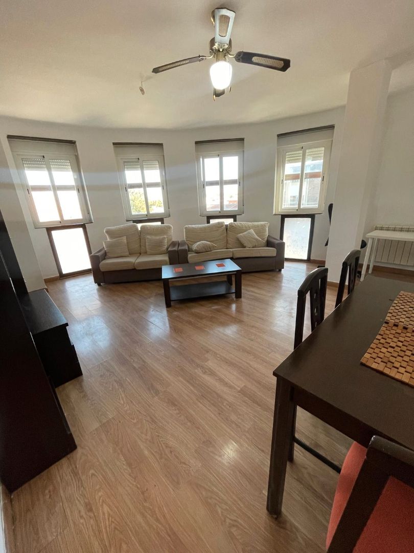 Sala de estar de Piso de alquiler en Fuensalida con Calefacción, Parquet y Amueblado