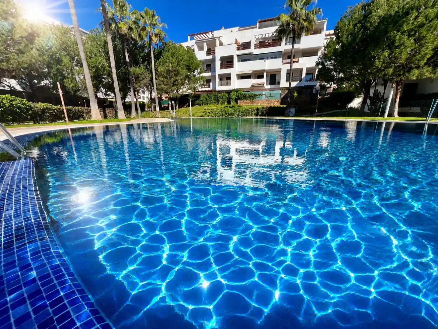 Schwimmbecken von Wohnung zur Miete in Mijas mit Klimaanlage, Privatgarten und Terrasse