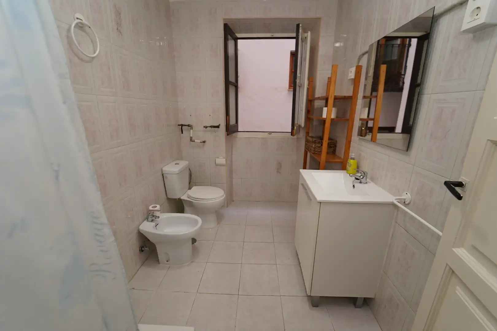 Bathroom of Flat for rent in Granada  with Air Conditioner, Furnished and Washing machine