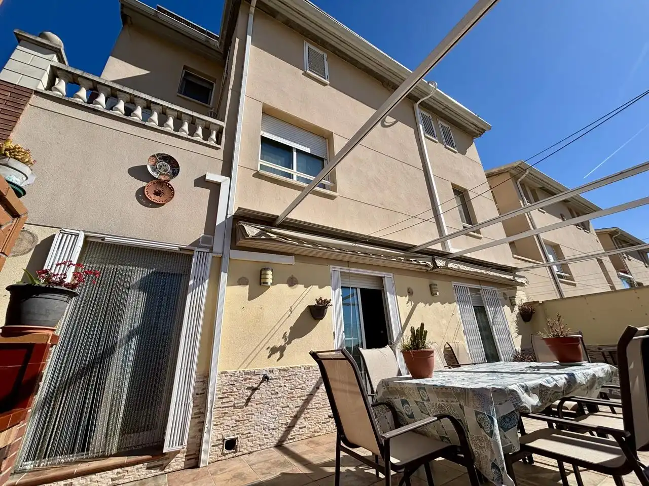 Vista exterior de Casa adosada en venta en Valls con Aire acondicionado, Calefacción y Jardín privado