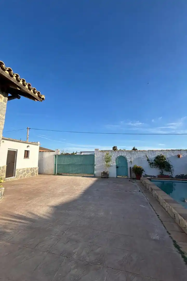 Vista exterior de Casa o chalet en venta en Chiclana de la Frontera con Aire acondicionado, Jardín privado y Terraza