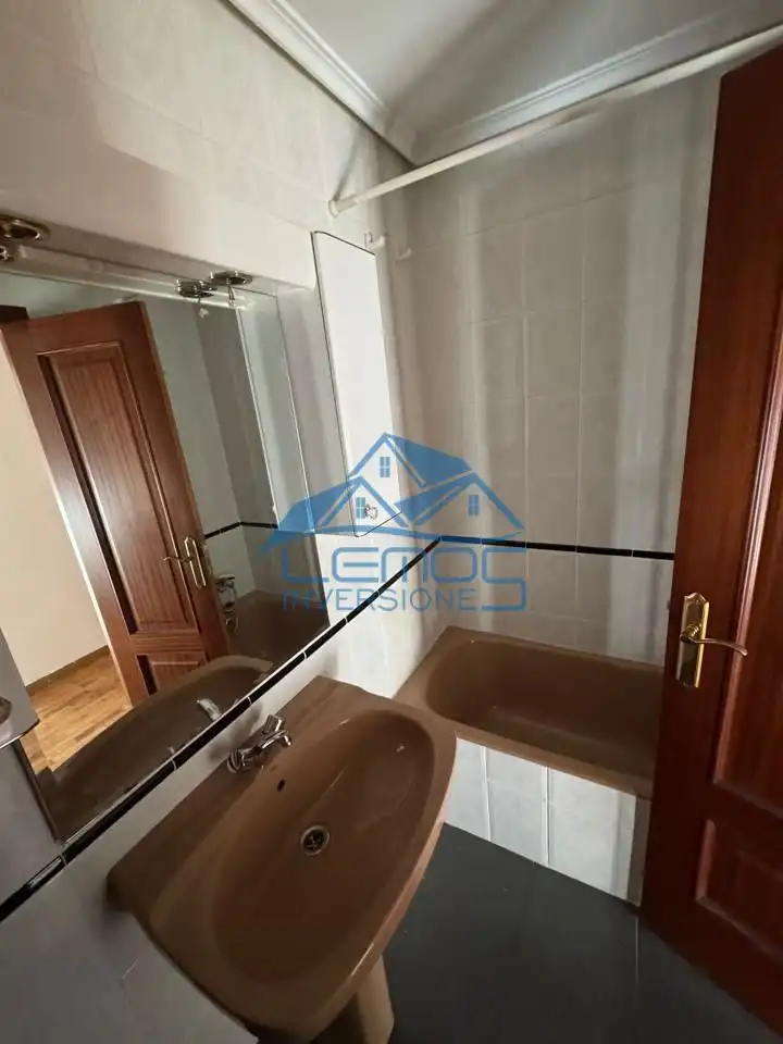 Bathroom of Flat for sale in Astorga