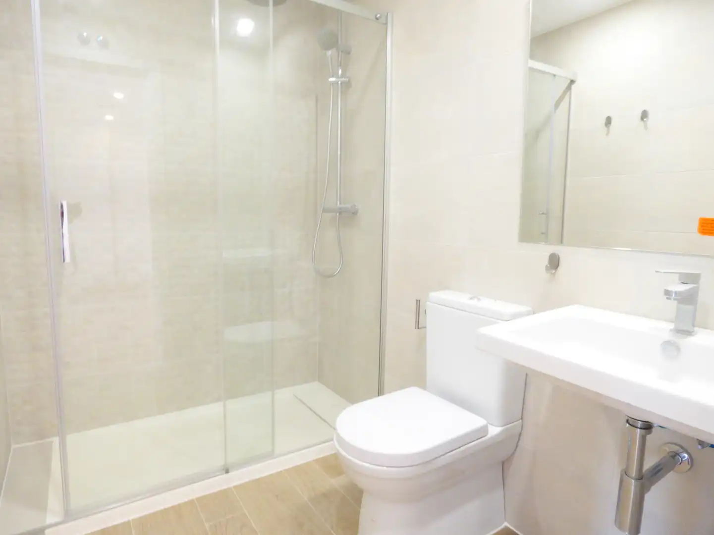 Bathroom of Flat for rent in Madrid  with Air Conditioner, Heating and Private garden