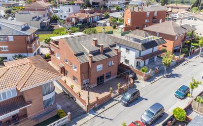 Vista exterior de Dúplex en venda en Sant Fost de Campsentelles amb Calefacció, Terrassa i Traster
